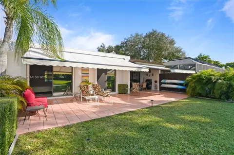 Exterior - 7320 Coldstream Dr, Hialeah, FL 33015 photo 10 of 11