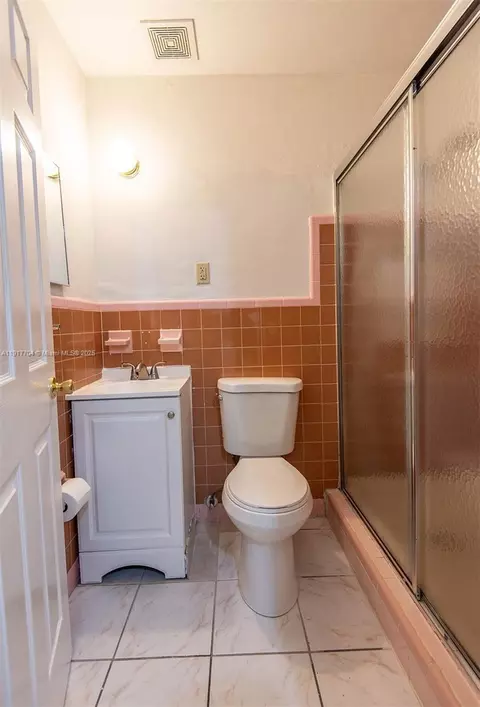 Bath - 990 E 2nd St, Hialeah, FL 33010 photo 3 of 3