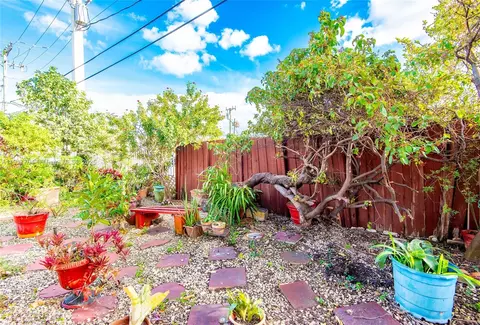 Exterior - 990 E 2nd St, Hialeah, FL 33010 photo 5 of 10
