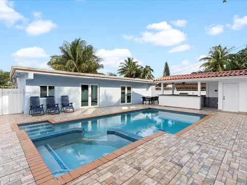 6820 SW 9th St, Pembroke Pines, FL 33023