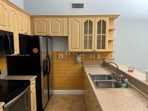 19155 NW 67th Pl, Hialeah, FL 33015 photo 3
