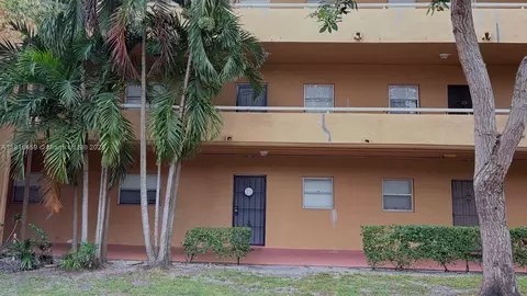 4111 Stirling Rd #102, Davie, FL 33314
