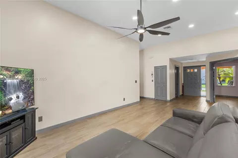 1073 SE 6th Ave, Dania Beach, FL 33004 photo 9