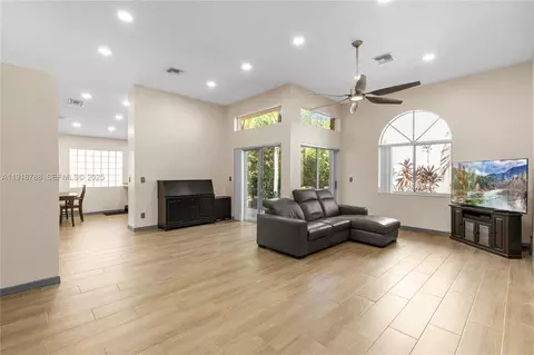 1073 SE 6th Ave, Dania Beach, FL 33004 photo 8