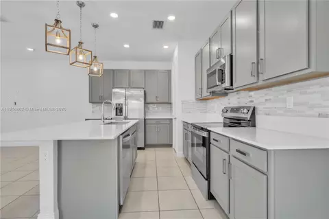 Kitchen - 1101 Azul Ct, Lighthouse Point, FL 33064 photo 3 of 4