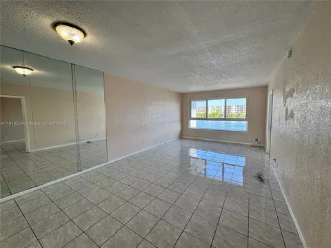 19255 NE 2nd Ave #2218, Miami, FL 33179