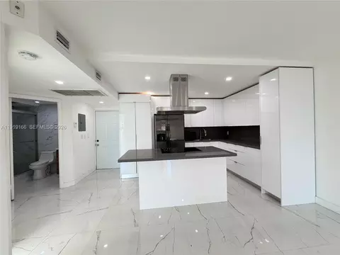 8290 Lake Dr #427, Doral, FL 33166