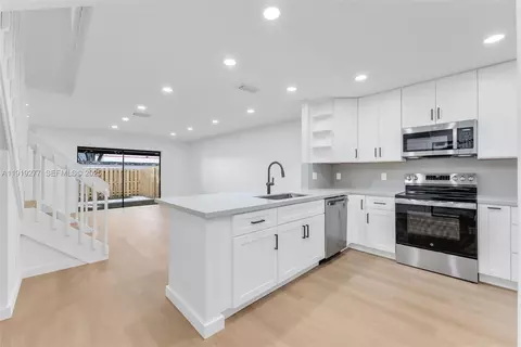 10512 NW 3rd St, Pembroke Pines, FL 33026