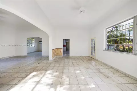 Living - 297 Eucalyptus Dr, Hialeah, FL 33010 photo 14 of 22