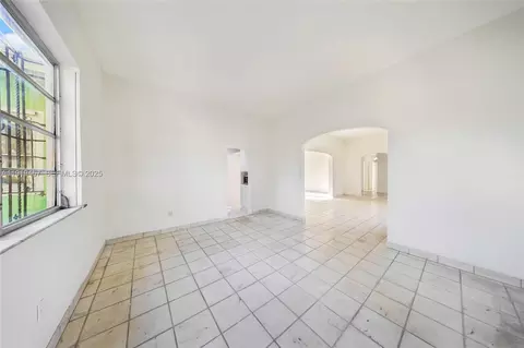 Living - 297 Eucalyptus Dr, Hialeah, FL 33010 photo 18 of 22