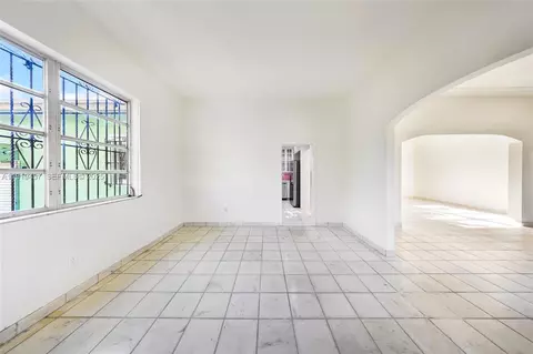 Living - 297 Eucalyptus Dr, Hialeah, FL 33010 photo 17 of 22