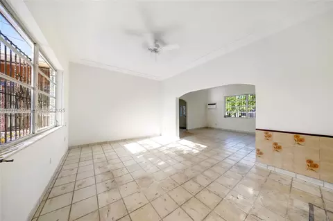Living - 297 Eucalyptus Dr, Hialeah, FL 33010 photo 11 of 22