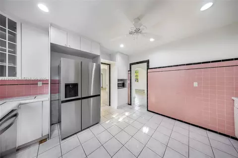 Kitchen - 297 Eucalyptus Dr, Hialeah, FL 33010 photo 4 of 5