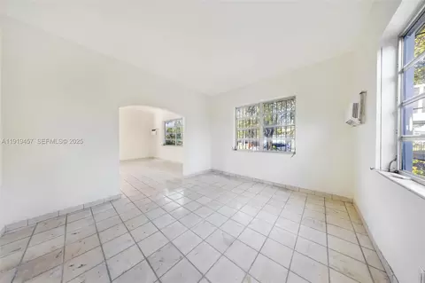 Living - 297 Eucalyptus Dr, Hialeah, FL 33010 photo 19 of 22