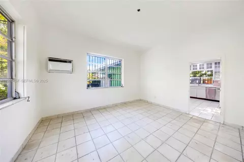 Living - 297 Eucalyptus Dr, Hialeah, FL 33010 photo 16 of 22