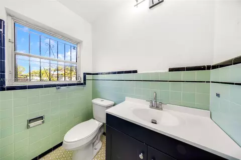 Bath - 297 Eucalyptus Dr, Hialeah, FL 33010 photo 3 of 4