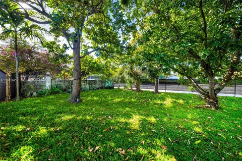 Exterior - 297 Eucalyptus Dr, Hialeah, FL 33010 photo 7 of 14