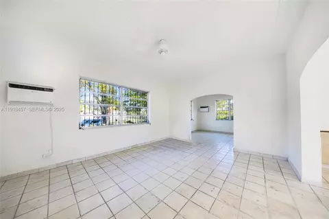 Living - 297 Eucalyptus Dr, Hialeah, FL 33010 photo 4 of 22