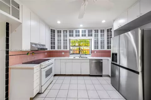 Kitchen - 297 Eucalyptus Dr, Hialeah, FL 33010 photo 2 of 5