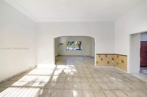 Living - 297 Eucalyptus Dr, Hialeah, FL 33010 photo 12 of 22