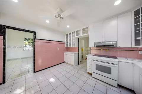 Kitchen - 297 Eucalyptus Dr, Hialeah, FL 33010 photo 5 of 5