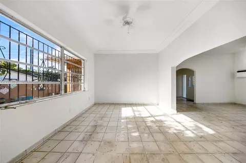 Living - 297 Eucalyptus Dr, Hialeah, FL 33010 photo 10 of 22