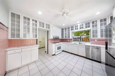 Kitchen - 297 Eucalyptus Dr, Hialeah, FL 33010 photo 1 of 5
