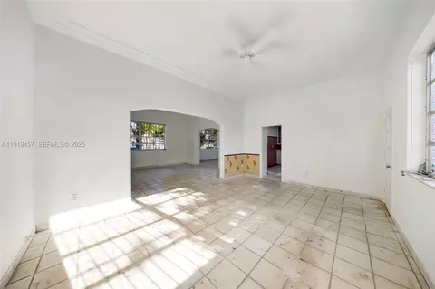 Living - 297 Eucalyptus Dr, Hialeah, FL 33010 photo 13 of 22