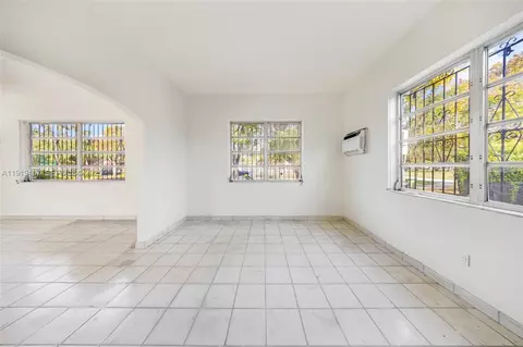 Living - 297 Eucalyptus Dr, Hialeah, FL 33010 photo 20 of 22