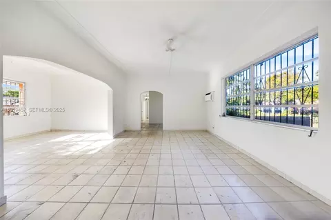 Living - 297 Eucalyptus Dr, Hialeah, FL 33010 photo 7 of 22