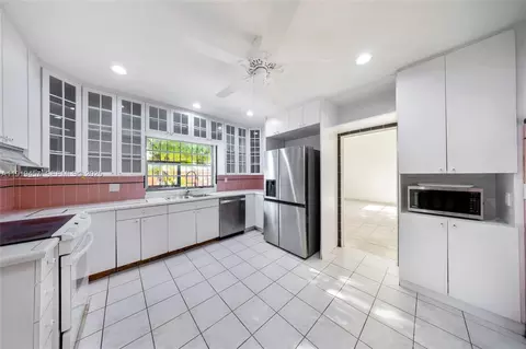 Kitchen - 297 Eucalyptus Dr, Hialeah, FL 33010 photo 3 of 5