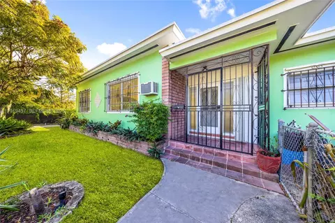 Exterior - 297 Eucalyptus Dr, Hialeah, FL 33010 photo 11 of 14