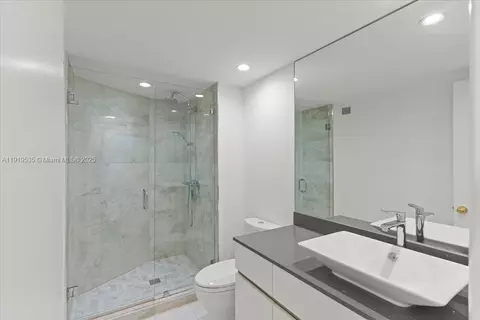 Bath - 1121 Crandon Blvd #E304, Key Biscayne, FL 33149 photo 1 of 1