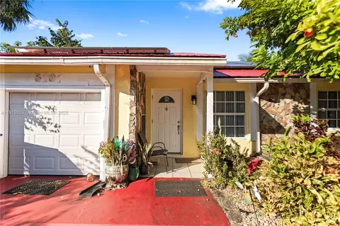 8107 SW 19th St, North Lauderdale, FL 33068