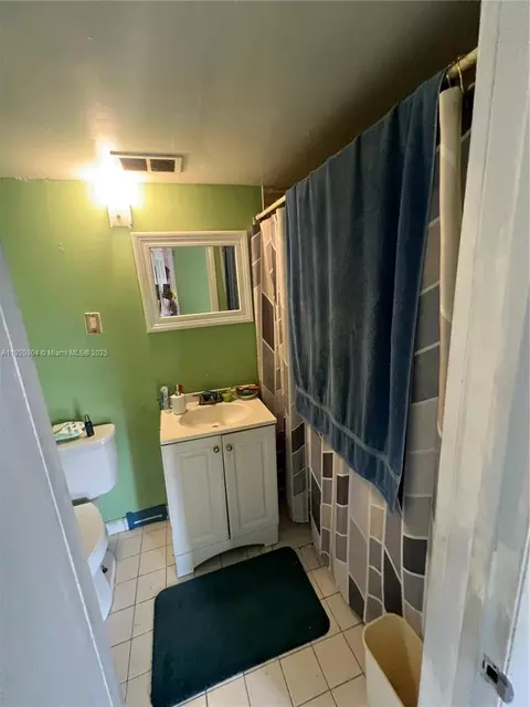 Bath - 2255 NW 85th St, Miami, FL 33147 photo 4 of 5