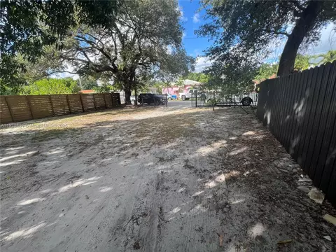 Exterior - 2255 NW 85th St, Miami, FL 33147 photo 16 of 31