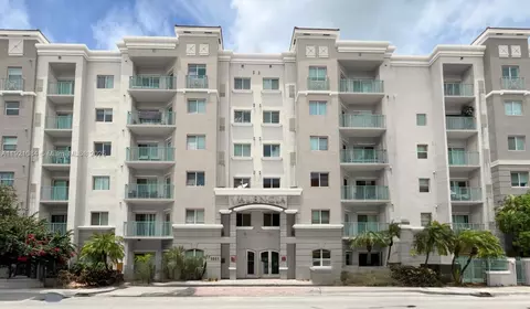 6001 SW 70th St #201, South Miami, FL 33143