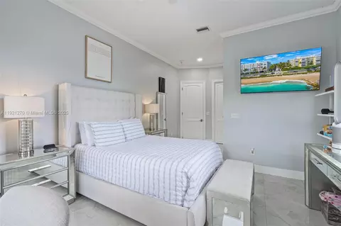 Bedroom - 7225 Gleneagle Dr, Miami Lakes, FL 33014 photo 8 of 12