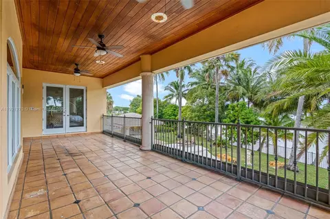 Exterior - 7225 Gleneagle Dr, Miami Lakes, FL 33014 photo 4 of 18