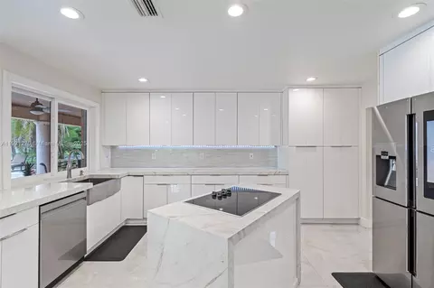 Kitchen - 7225 Gleneagle Dr, Miami Lakes, FL 33014 photo 4 of 5