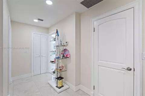 Entry Way - 7225 Gleneagle Dr, Miami Lakes, FL 33014 photo 3 of 8