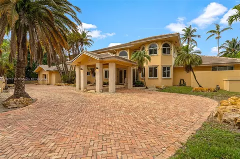Exterior - 7225 Gleneagle Dr, Miami Lakes, FL 33014 photo 2 of 18