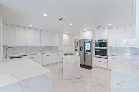 Kitchen - 7225 Gleneagle Dr, Miami Lakes, FL 33014 photo 2 of 5