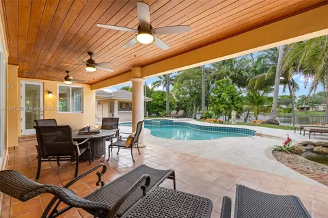 Exterior - 7225 Gleneagle Dr, Miami Lakes, FL 33014 photo 7 of 18