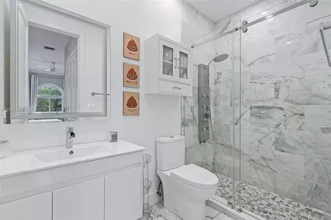 Bath - 7225 Gleneagle Dr, Miami Lakes, FL 33014 photo 7 of 10