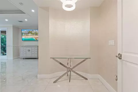 Entry Way - 7225 Gleneagle Dr, Miami Lakes, FL 33014 photo 2 of 8