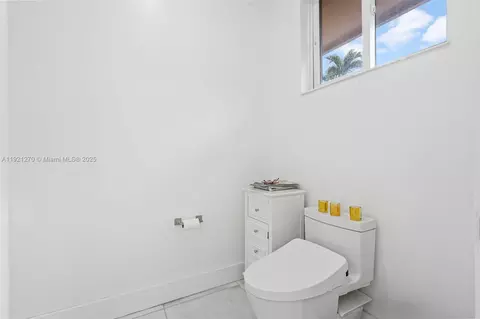 Bath - 7225 Gleneagle Dr, Miami Lakes, FL 33014 photo 4 of 10