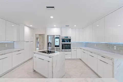 Kitchen - 7225 Gleneagle Dr, Miami Lakes, FL 33014 photo 3 of 5