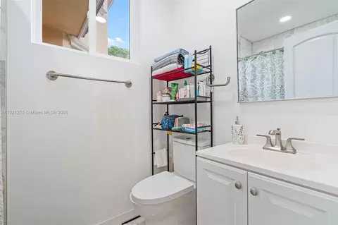Bath - 7225 Gleneagle Dr, Miami Lakes, FL 33014 photo 6 of 10