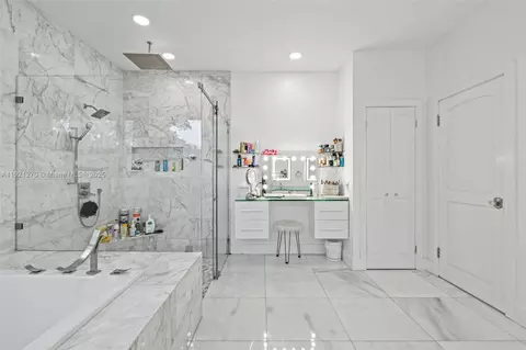 Bath - 7225 Gleneagle Dr, Miami Lakes, FL 33014 photo 3 of 10
